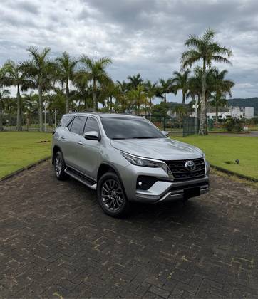 TOYOTA HILUX SW4 2.8 SRX 4X4 7 LUGARES 16V TURBO INTERCOOLER DIESEL 4P AUTOMÁTICO